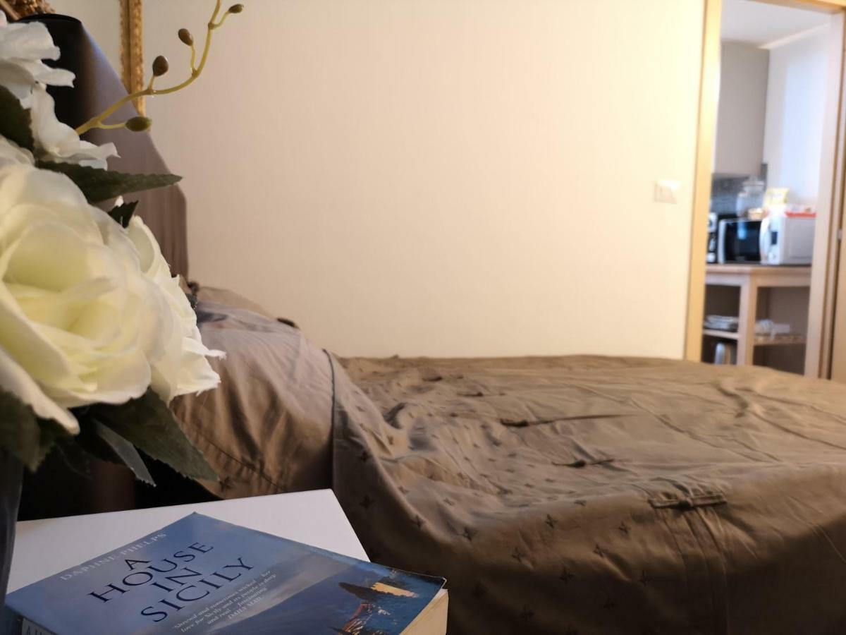 Frida - One-Bedroom Apartment By Piazza Duomo カターニア エクステリア 写真